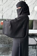 ⁦عباية كتف مطرزه على الأكتاف بقصه كم اماراتي⁩ - الصورة ⁦4⁩