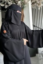 ⁦عباية كتف مطرزه على الأكتاف بقصه كم اماراتي⁩ - الصورة ⁦5⁩