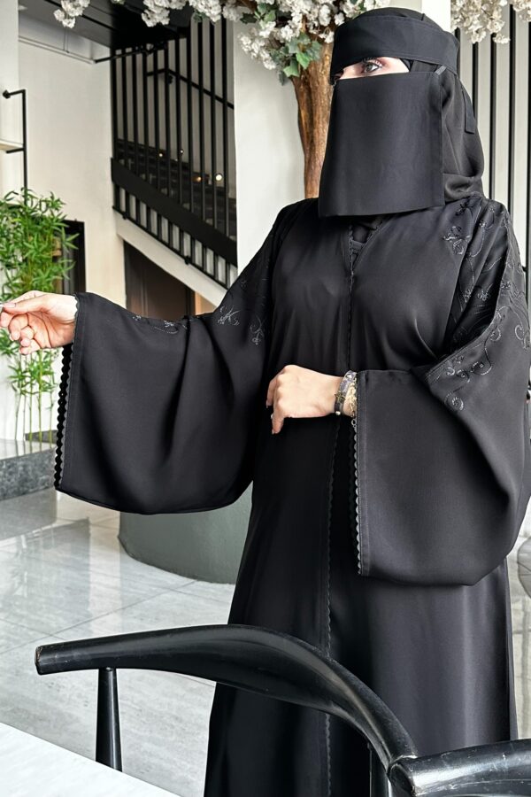 ⁦عباية كتف مطرزه على الأكتاف بقصه كم اماراتي⁩ - الصورة ⁦2⁩