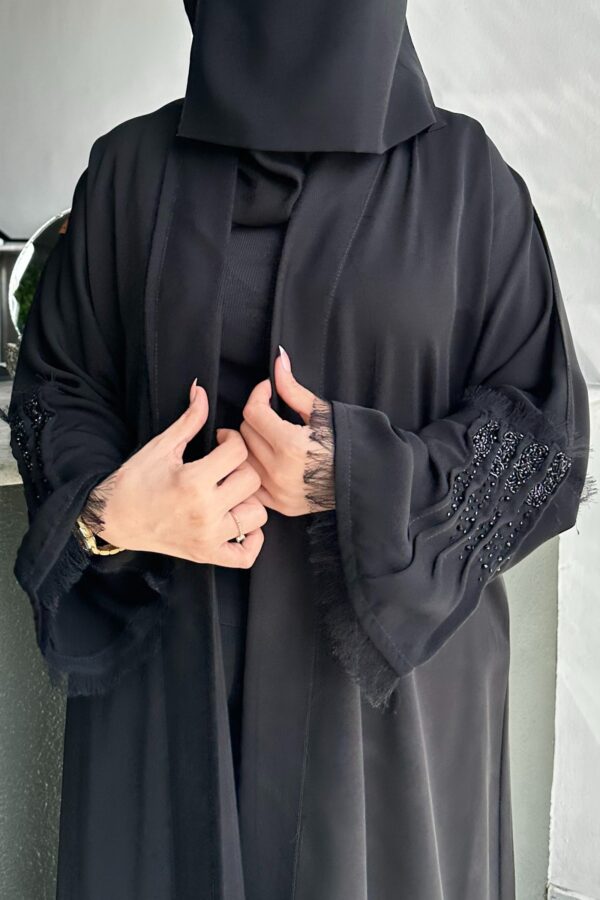 ⁦عباية شيك اسود على يد بلون اسود و محدد بكسر⁩ - الصورة ⁦2⁩