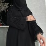 عباية شيك اسود على يد بلون اسود و محدد بكسر