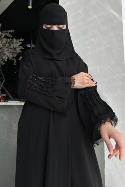 عباية شيك اسود على يد بلون اسود و محدد بكسر