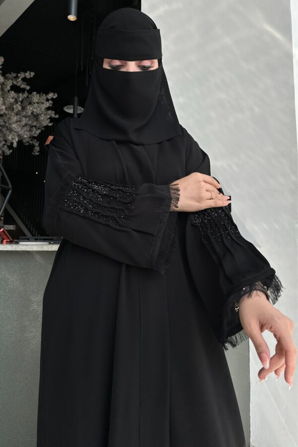 ⁦عباية شيك اسود على يد بلون اسود و محدد بكسر⁩ - الصورة ⁦5⁩