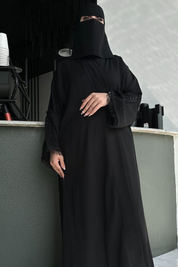 ⁦عباية شيك اسود على يد بلون اسود و محدد بكسر⁩ - الصورة ⁦3⁩