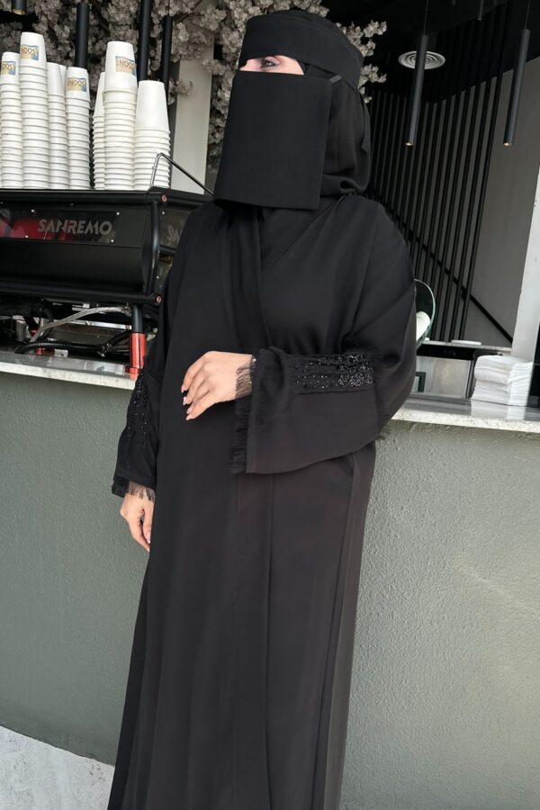 ⁦عباية شيك اسود على يد بلون اسود و محدد بكسر⁩ - الصورة ⁦4⁩