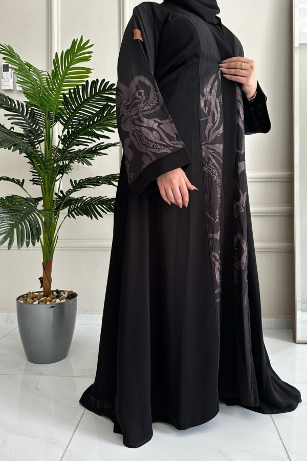 ⁦عبايه كتف مرسومه من اكمام و خلف بلون نحاسي⁩ - الصورة ⁦3⁩