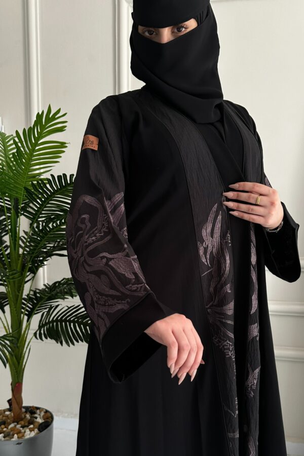 ⁦عبايه كتف مرسومه من اكمام و خلف بلون نحاسي⁩ - الصورة ⁦4⁩