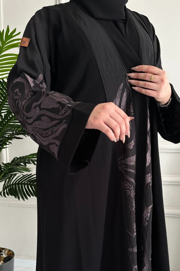 ⁦عبايه كتف مرسومه من اكمام و خلف بلون نحاسي⁩ - الصورة ⁦5⁩