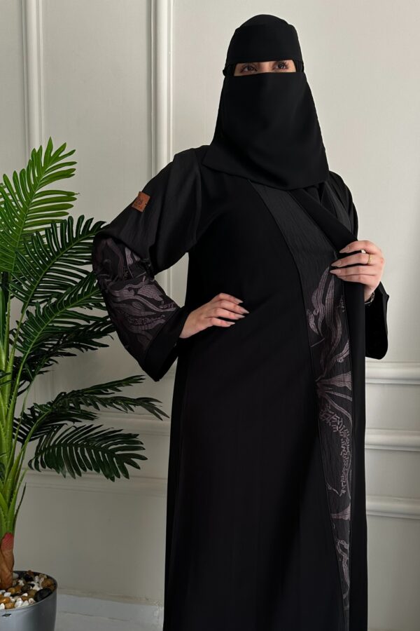 ⁦عبايه كتف مرسومه من اكمام و خلف بلون نحاسي⁩ - الصورة ⁦2⁩