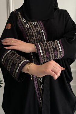 عباية سدو نص بشت بشريط مطرزه ملونه من الأمام والأكمام