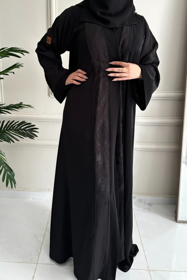 ⁦عباية كتف مرسومه من اكمام و خلف بلون اسود⁩ - الصورة ⁦3⁩