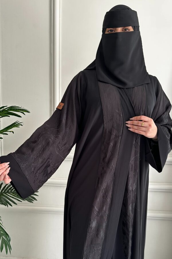 ⁦عباية كتف مرسومه من اكمام و خلف بلون اسود⁩ - الصورة ⁦4⁩