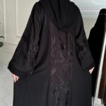 عباية كتف مرسومه من اكمام و خلف بلون اسود