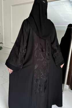 عباية كتف مرسومه من اكمام و خلف بلون اسود