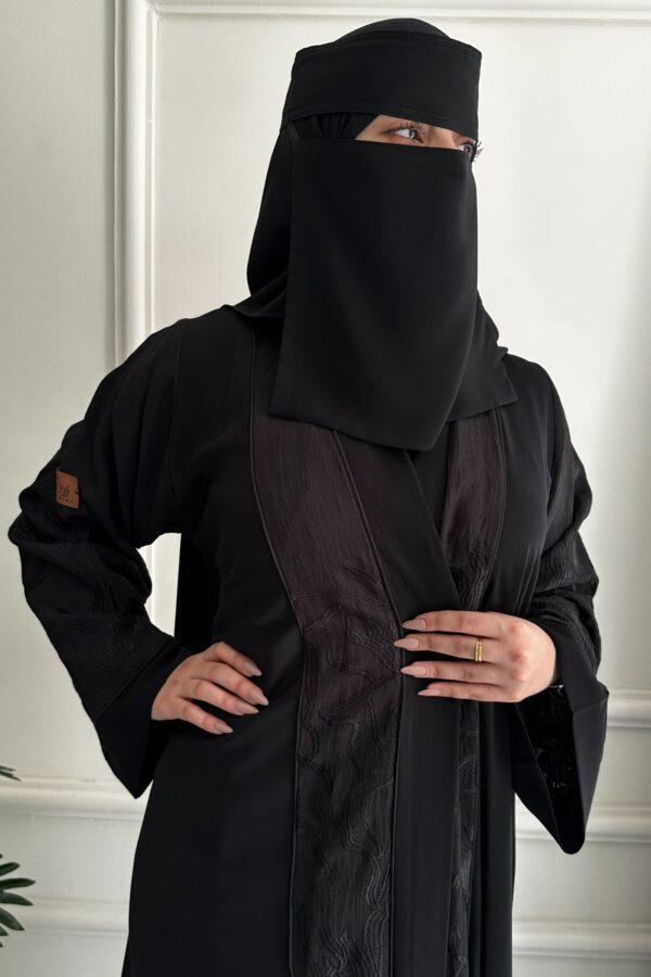 ⁦عباية كتف مرسومه من اكمام و خلف بلون اسود⁩ - الصورة ⁦2⁩