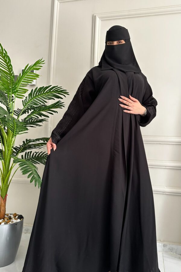 ⁦عبايه كلوش بلياقه دبل و اكمام مطرزه بشك مخفي⁩ - الصورة ⁦6⁩