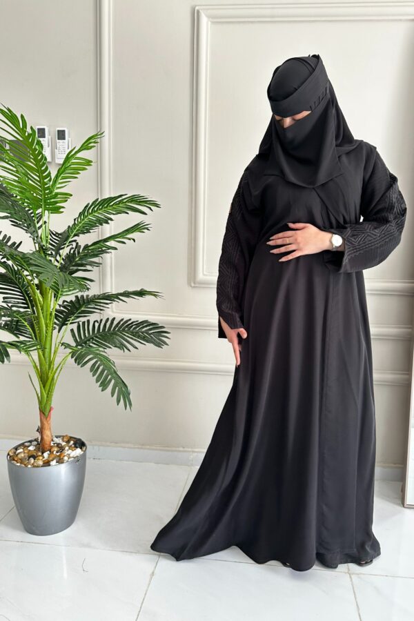 ⁦عبايه كلوش بلياقه دبل و اكمام مطرزه بشك مخفي⁩ - الصورة ⁦5⁩