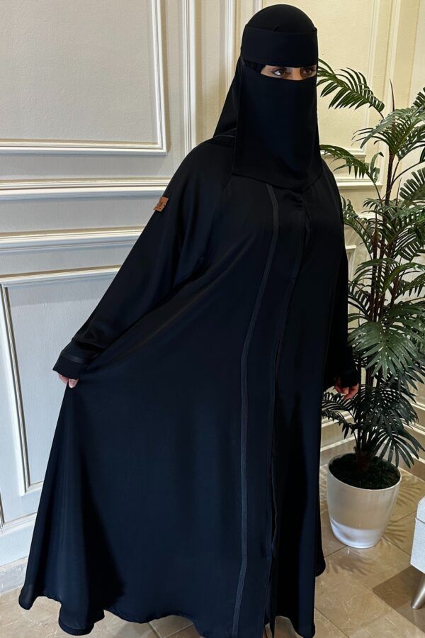 ⁦عباية كلوش محدده بقيطان⁩ - الصورة ⁦4⁩
