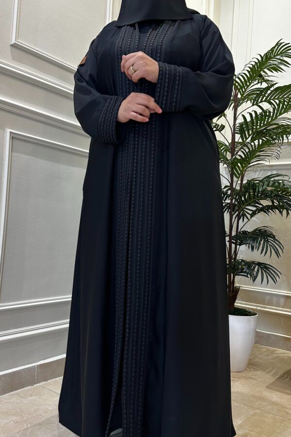 ⁦عبايه كتف مزينه بقيطان من امام و كم⁩ - الصورة ⁦3⁩