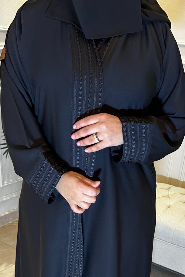 ⁦عبايه كتف مزينه بقيطان من امام و كم⁩ - الصورة ⁦4⁩