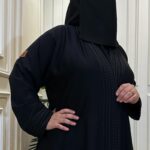 عبايه كتف مزينه بقيطان من امام و كم