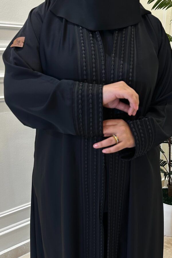⁦عبايه كتف مزينه بقيطان من امام و كم⁩ - الصورة ⁦2⁩