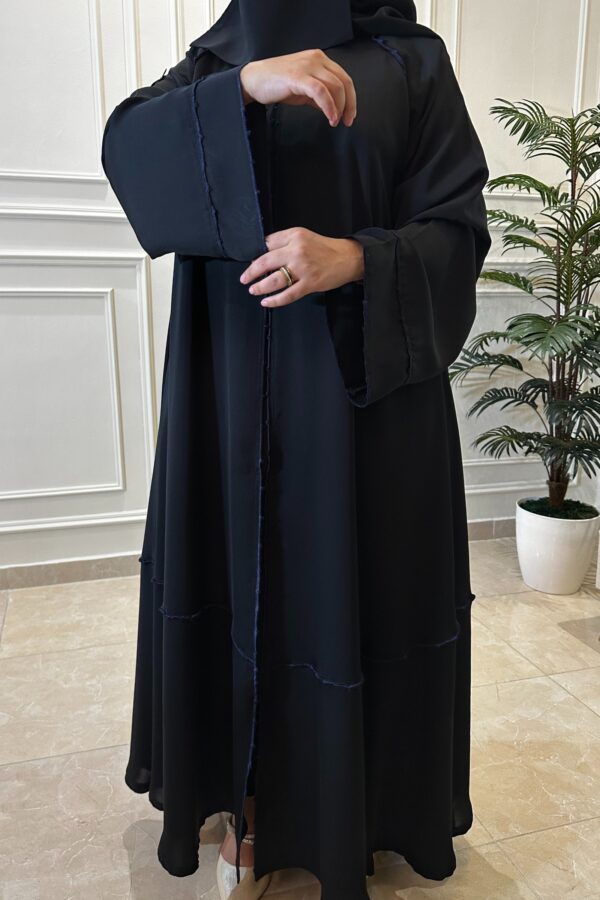 ⁦عباية كلوش محدد بدقات وتطريز كحلي⁩ - الصورة ⁦3⁩