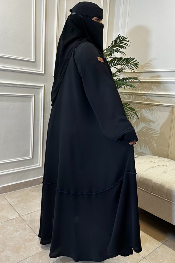 ⁦عباية كلوش محدد بدقات وتطريز كحلي⁩ - الصورة ⁦4⁩