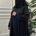 عبايه كلوش ساده محدد بشريط شك