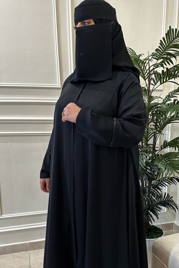 ⁦عبايه كلوش ساده محدد بشريط شك⁩ - الصورة ⁦5⁩