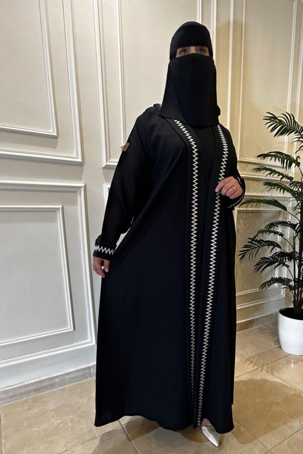 ⁦عباية كتف بتطريز على شكل سهم بخيوط مخفى بلون ابيض⁩ - الصورة ⁦6⁩