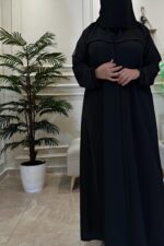 ⁦عباية كتف كلاسيكيه بشريط شك و محدده بكسره من الخلف⁩ - الصورة ⁦3⁩