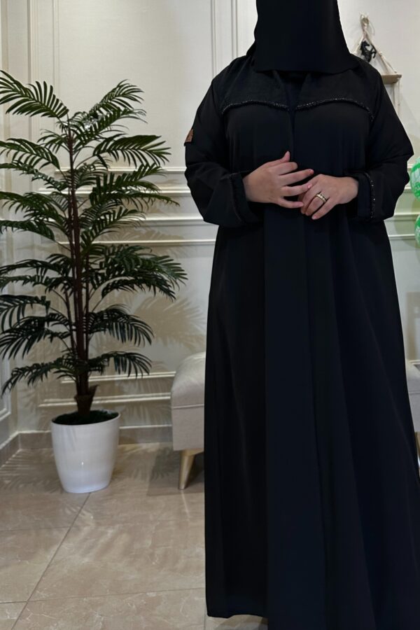 ⁦عباية كتف كلاسيكيه بشريط شك و محدده بكسره من الخلف⁩ - الصورة ⁦3⁩