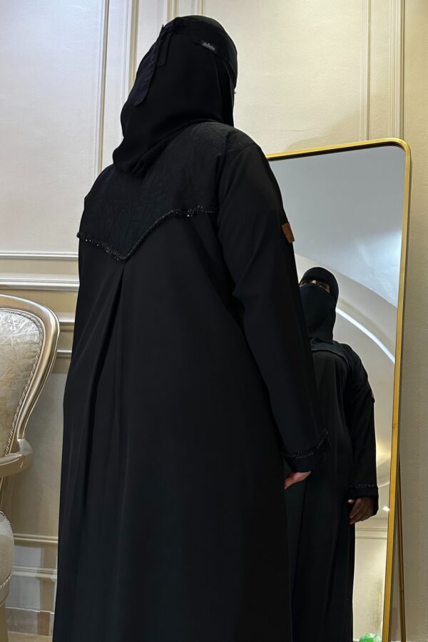 ⁦عباية كتف كلاسيكيه بشريط شك و محدده بكسره من الخلف⁩ - الصورة ⁦2⁩