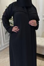 ⁦عباية كتف كلاسيكيه بشريط شك و محدده بكسره من الخلف⁩ - الصورة ⁦5⁩