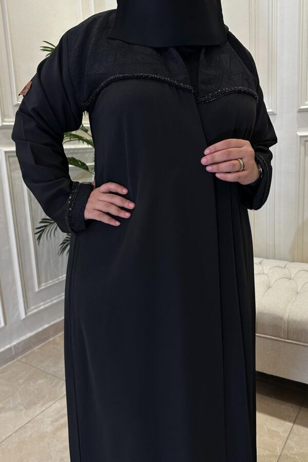 ⁦عباية كتف كلاسيكيه بشريط شك و محدده بكسره من الخلف⁩ - الصورة ⁦5⁩