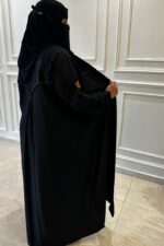 ⁦عباية كتف كلاسيكيه بشريط شك و محدده بكسره من الخلف⁩ - الصورة ⁦7⁩