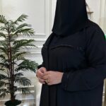 عباية كتف كلاسيكيه بشريط شك و محدده بكسره من الخلف