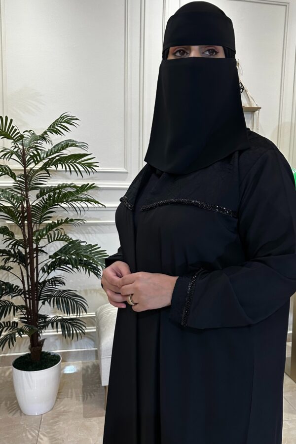 عباية كتف كلاسيكيه بشريط شك و محدده بكسره من الخلف