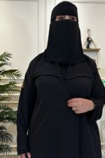 ⁦عباية كتف كلاسيكيه بشريط شك و محدده بكسره من الخلف⁩ - الصورة ⁦4⁩