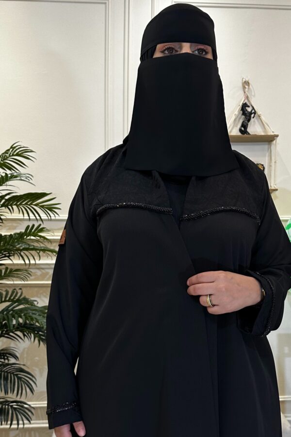 ⁦عباية كتف كلاسيكيه بشريط شك و محدده بكسره من الخلف⁩ - الصورة ⁦4⁩