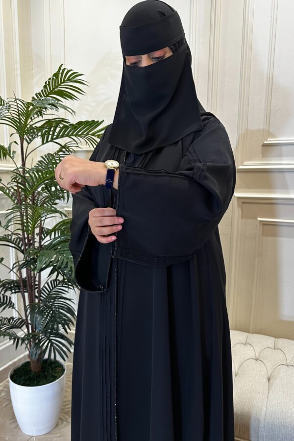 ⁦عباية كلوش بدقات زي وشريط فصوص محدد من الاكمام و الامام⁩ - الصورة ⁦2⁩