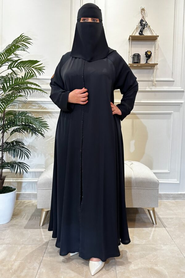 ⁦عباية كلوش نواعم محدد بشريط فصوص⁩ - الصورة ⁦2⁩