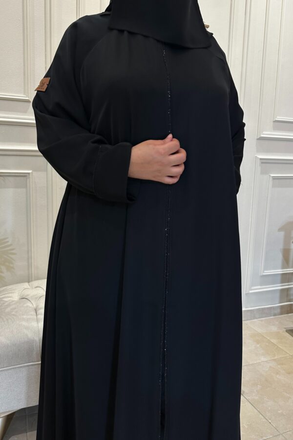 عباية كلوش نواعم محدد بشريط فصوص من اكمام و امام