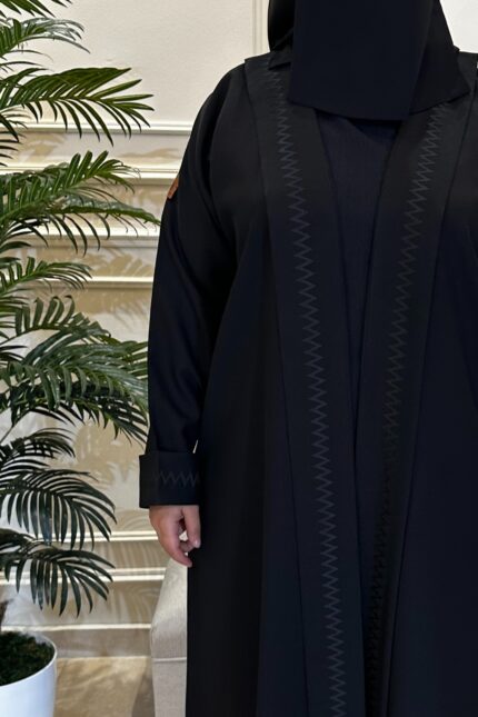 عباية كتف بتطريز خيوط على شكل سهم مخفى بلون اسود