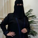 عباية كتف بتطريز خيوط مخفى بلون الكحلي