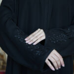 عباية كلوش بتطريز مخفي اسود من الاكمام وأسفل العباية