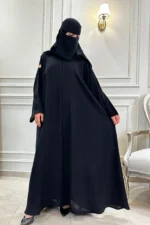 ⁦عباية كتف مطرز أسود مخفى على الاكمام⁩ - الصورة ⁦2⁩