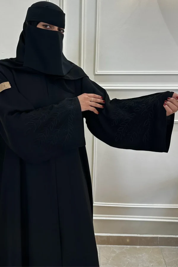 ⁦عباية كتف مطرز أسود مخفى على الاكمام⁩ - الصورة ⁦4⁩