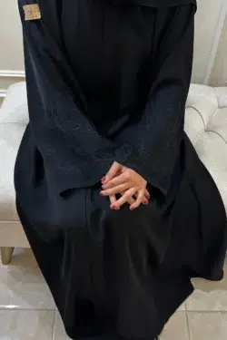 عباية كتف مطرز أسود مخفى على الاكمام